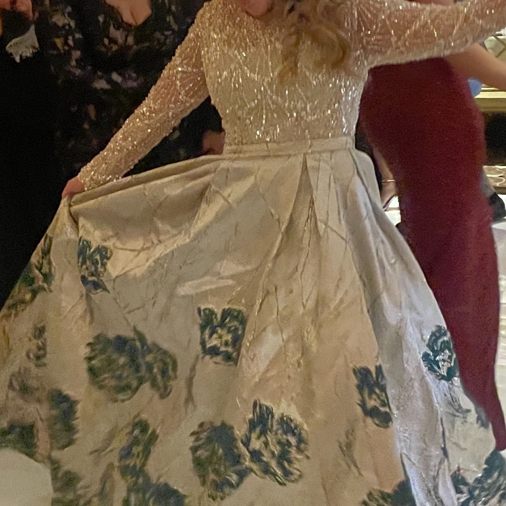 Mac Duggal Ivory and Teal Floral Ball Gown Dress

Tailored to fit - Picture 5 of 17
